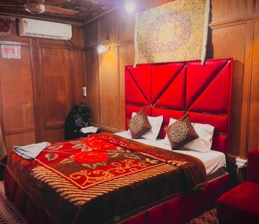 Dal Lake Hotel | heritage new moon group of houseboat