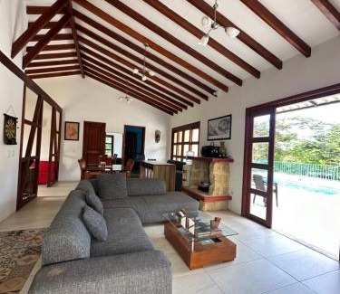 El Meson House | Hermosa Finca Vacacional con Piscina y Lago