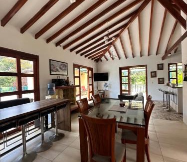 El Meson House | Hermosa Finca Vacacional con Piscina y Lago