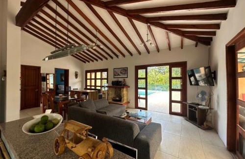 El Meson House | Hermosa Finca Vacacional con Piscina y Lago