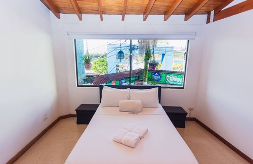 Guatape Hotel | Hermosa Habitación Básica Familiar En Guatape