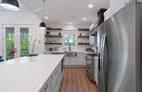 Eatonton House | HGTV Style Lakefront Retreat/Fully Loaded/2 Kings/Coffee Bar