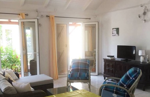 L'Houezel House | HIBISCUS HOUSE 2 LARGE BEDROOMS