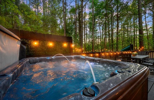 Broken Bow House | Hickory Bear - Cabin surrounded by pines, Sleeps 10, Hot Tub, Fire Pit, Arcade, Foosball Table & Deck Slide