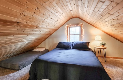 Davis County Cabin | Hickory Lake Getaway- Cozy Cabin Overlooking a Private Lake
