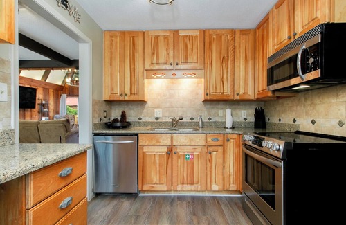 Gainesville Cabin | Hidden Cabin Retreat with Private Deck & Firepit