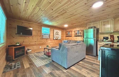 Kimbolton Cabin | Hidden Cabin with covered porch & fire pit! Minutes to Salt Fork.