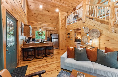 Wears Valley Cabin | Hidden Gem, 1mi to GSMNP! King Bd+Loft, Fireplace, Treehouse Vibes & BEARS!