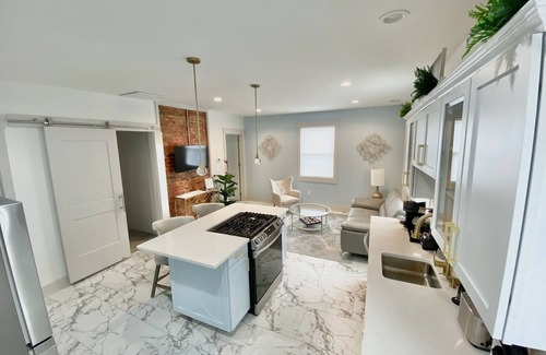 Clifton Apartment | Hidden Gem in plain sight! Adorable 3 Bdrm Duplex near Hospitals & Universities.