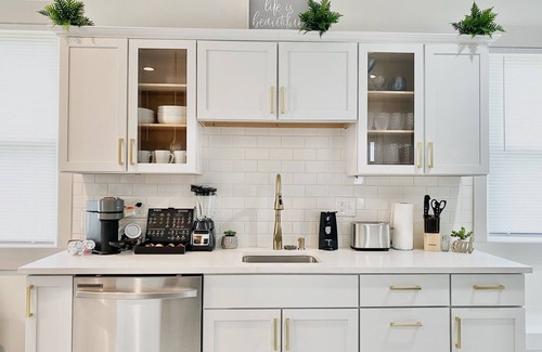 Clifton Apartment | Hidden Gem in plain sight! Adorable 3 Bdrm Duplex near Hospitals & Universities.