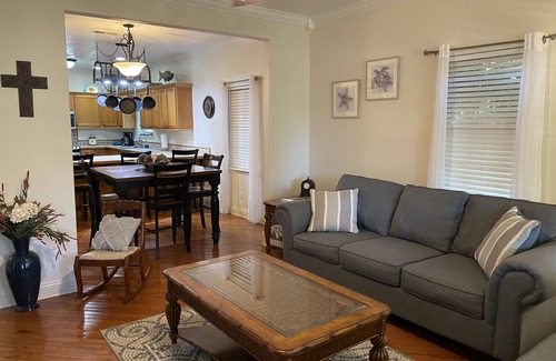 D'Iberville Cottage | Hidden Pearl Cottage - Walk to Scarlet Pearl Casino - 2.3 miles to Biloxi beach!