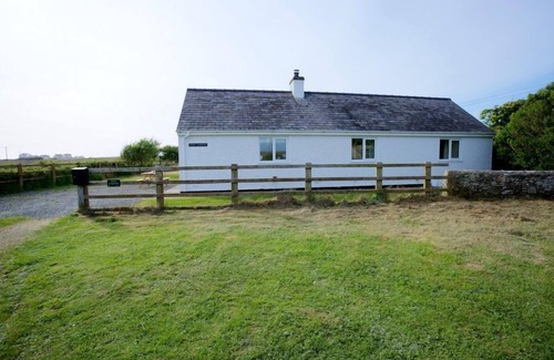 Ty Croes Apartment | Hideaway - a dog that sleeps 4 guests in 2 bedrooms