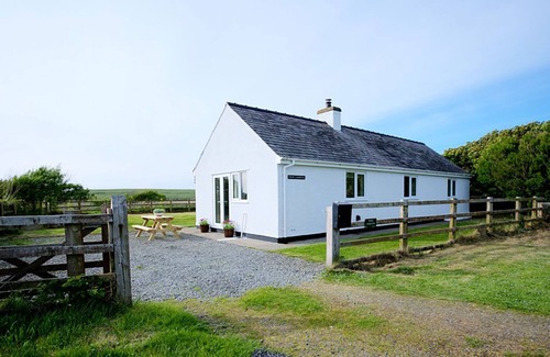 Ty Croes Apartment | Hideaway - a dog that sleeps 4 guests in 2 bedrooms