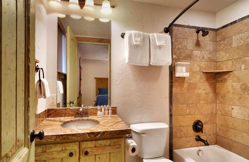 Moab South Valley Bed & Breakfast | Hideout @ the Rim - Bonnie & Clyde Suite