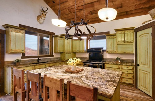 Moab South Valley Bed & Breakfast | Hideout @ the Rim - Bonnie & Clyde Suite