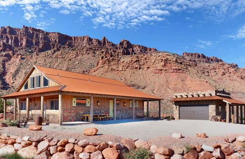 Moab South Valley Bed & Breakfast | Hideout @ the Rim - Bonnie & Clyde Suite