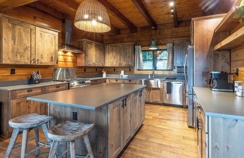 Almond Cabin | High Country Cabin - Mountain & Fontana Lake Views - Hot Tub