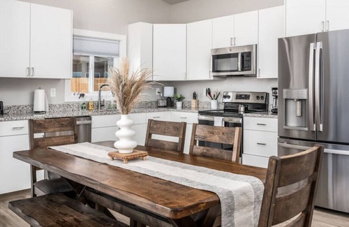 Kanab House | High Desert lux w/pool, pickleball, playground & fire pit