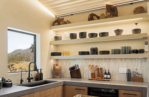 Yucca Valley House | High-Design Serene Escape, 10-Acres, Views, Hot Tub, Soaking Pool · Shadow House