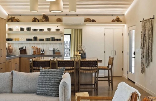 Yucca Valley House | High-Design Serene Escape, 10-Acres, Views, Hot Tub, Soaking Pool · Shadow House