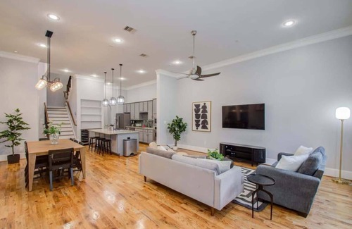 Washington Ave./ Memorial Park House | High End In The Center - Mins to Downtown w Pool