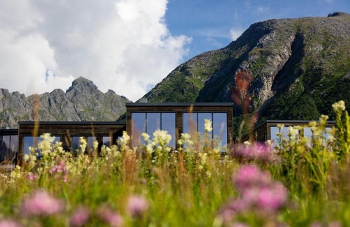 Vagan House | High-End Lodge in Lyngvar Resort, jacuzzi & sauna