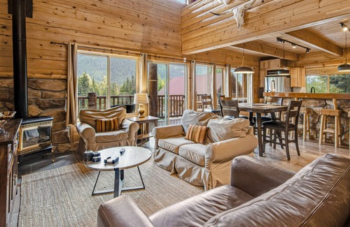 Hyak House | High-end ski-in/ski-out getaway with fast WiFi, large deck & more