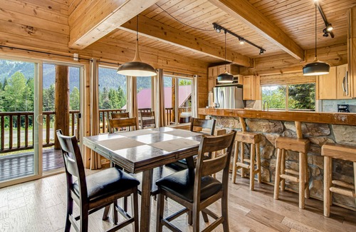 Hyak House | High-end ski-in/ski-out getaway with fast WiFi, large deck & more