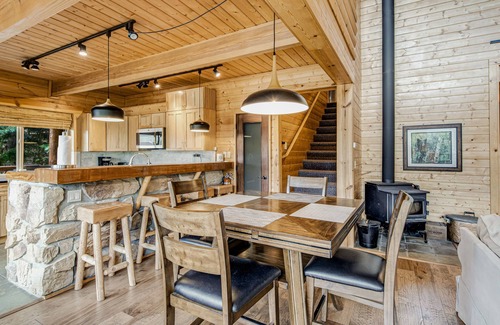 Hyak House | High-end ski-in/ski-out getaway with fast WiFi, large deck & more