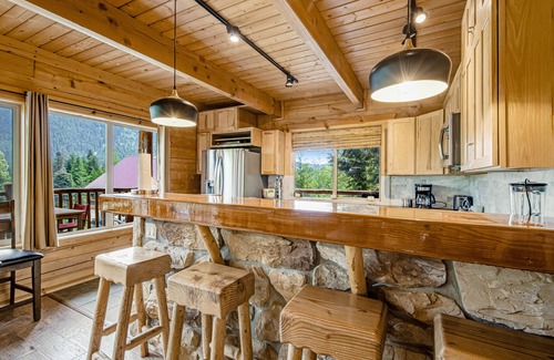 Hyak House | High-end ski-in/ski-out getaway with fast WiFi, large deck & more
