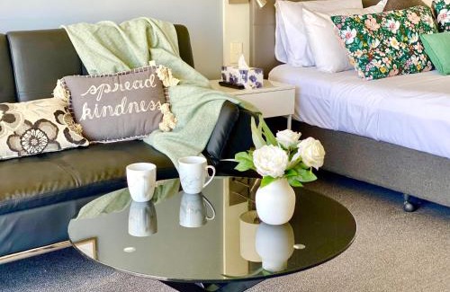 Surfers Paradise Apartment | High Floor Ocean View King Studio with Free Wi-Fi