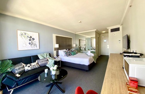 Surfers Paradise Apartment | High Floor Ocean View King Studio with Free Wi-Fi