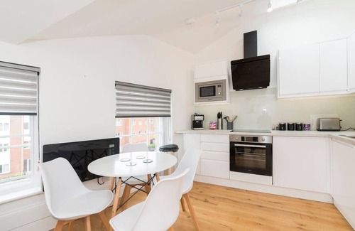 Reading City Centre Apartment | High quality 1bed central apt for 3 w/free parking