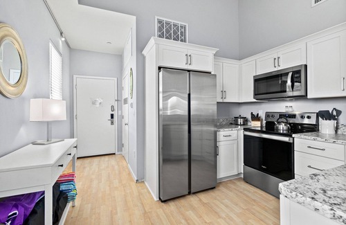 Palm Coast Condo | High Reviews! Updated Top Corner-Euro Village-Shops, Food & Bars-5 Min to Beach!