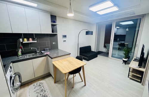 Yeonsu-gu Apartment | High rising apartment with free WiFi /free parking 29 km Incheon INT. Airport
