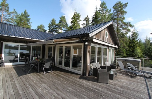 Vegarshei Cottage | High standard, quiet and calm, family-friendly right on the water, sunny