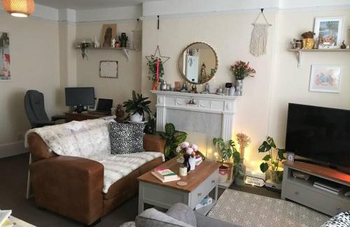 Stroud Apartment | High Street Stroud Cosy Hideaway