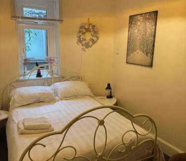 Stroud Apartment | High Street Stroud Cosy Hideaway