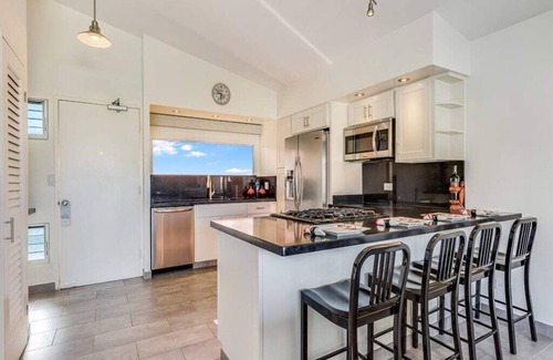 Waikiki Condo | High Style w/Amazing Ocean View, Modern Kitchen, Free WiFi–Waikīkī Shore PH06