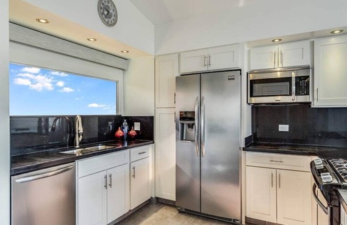 Waikiki Condo | High Style w/Amazing Ocean View, Modern Kitchen, Free WiFi–Waikīkī Shore PH06