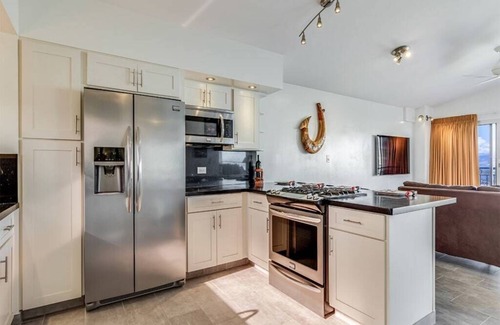 Waikiki Condo | High Style w/Amazing Ocean View, Modern Kitchen, Free WiFi–Waikīkī Shore PH06