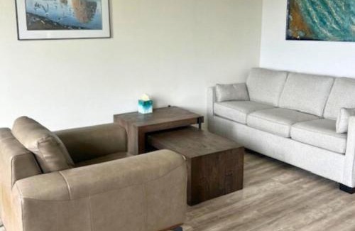 Tofino Apartment | High Tide - Waterfront bachelor