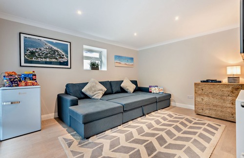 Sandbanks Villa | High Tides Elegant & Modern 4-Bedroom Villa in Sandbanks