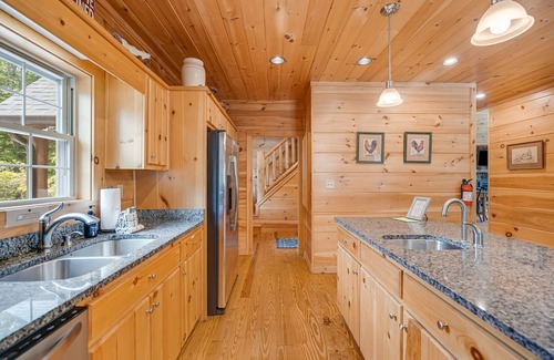 Black Mountain Cabin | High Top Lodge | Luxe Views, Hot Tub + Biltmore Pass | 22min to Asheville