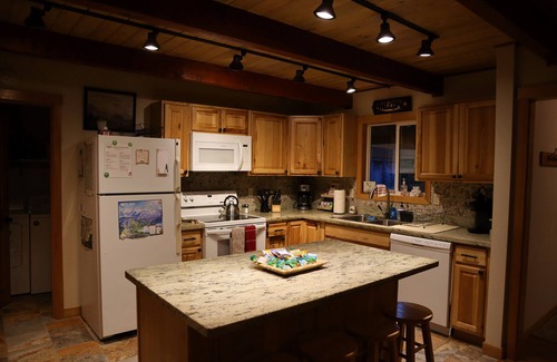 Packwood House | High Valley Hideaway - Wi-Fi, Hot Tub, Smart TV's