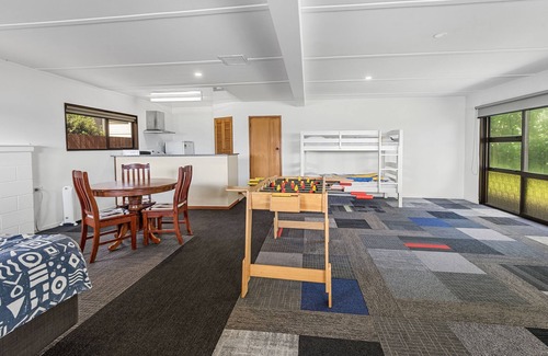 Oakura House | High Water Beach House, absolute beach front (large house, up to 13 people)