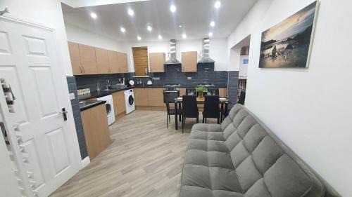 Wellingborough House | Highfield House - Ensuite, Parking, Wifi, Smart TV, Self Catering - Serving Contractors, Tourists, Santa Pod & Silverstone!
