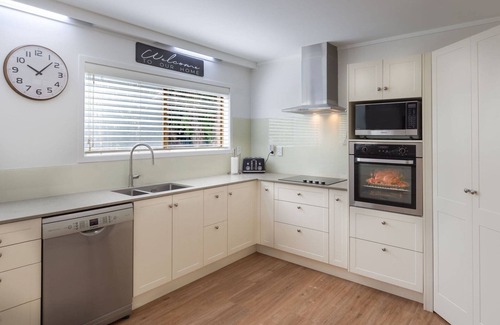 Lynmore House | Highfield on High | Super Stylish with Spa Pool