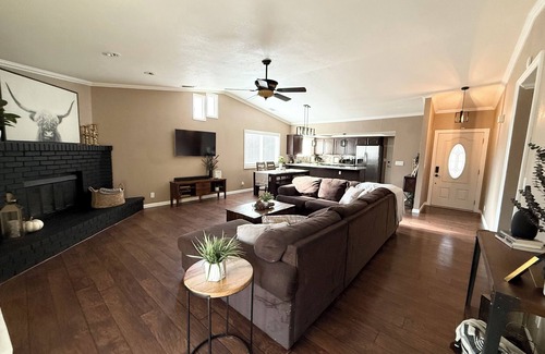 Shasta View House | Highland Hideaway-Family. Work. Fun. Near it all!