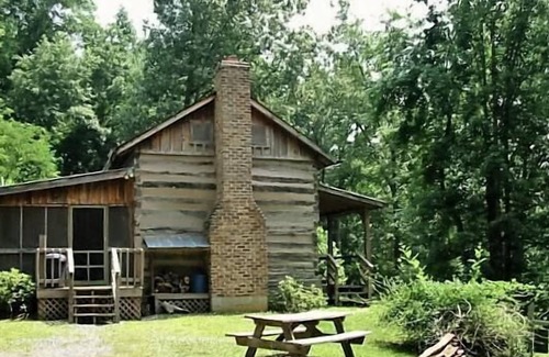 Lexington Cabin | Highlands Cabin: Adventure in c.1775 Log Cabin!